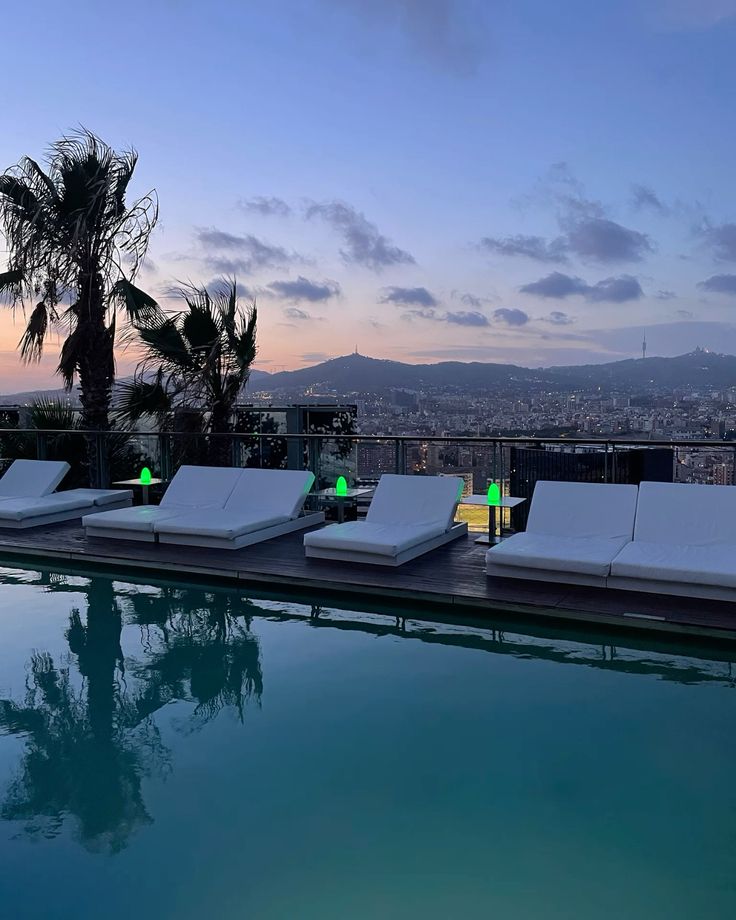 Habitación luminosa con textiles suaves