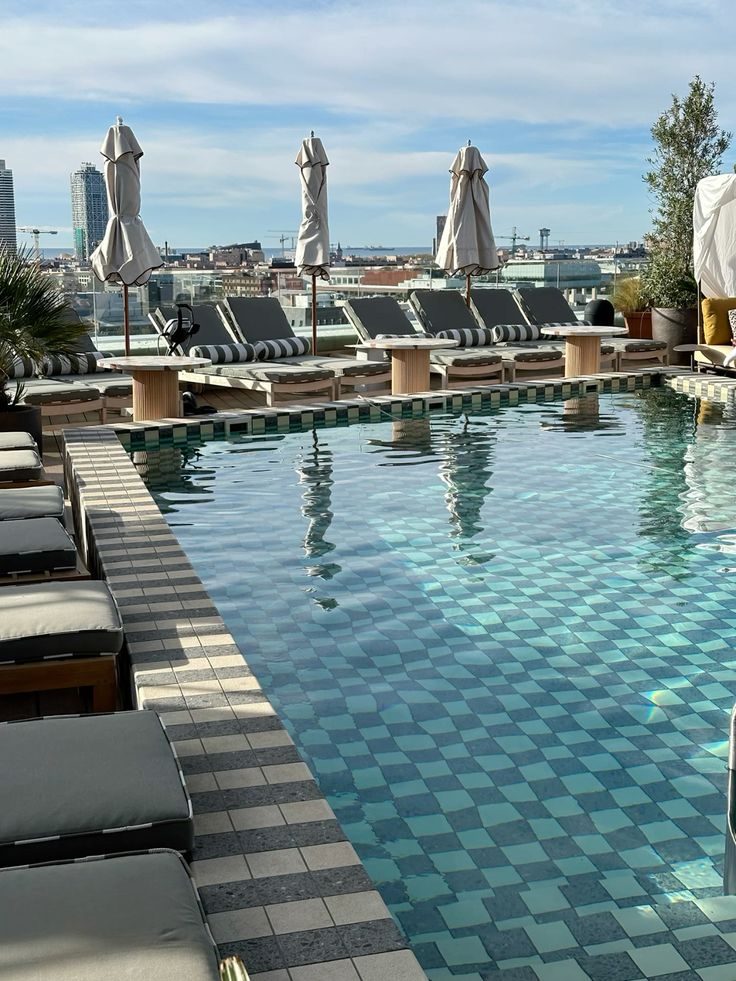 Piscina urbana con calma